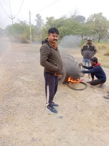 प्रधान गैंदा ने कई जगह जलवाये अलाव