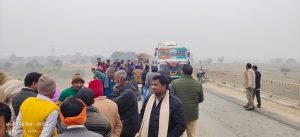 पुल की रेलिंग तोड़ धान लदा ट्रैक्टर नदी में गिरा