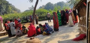 घर में मिला दलित किशोरी का शव ग्रामीणों ने बताया कि आशनाई में किशोरी ने उठाया घातक कदम